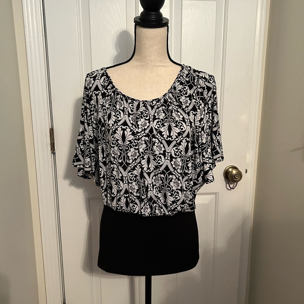 Short sleeve B&W top, size Medium